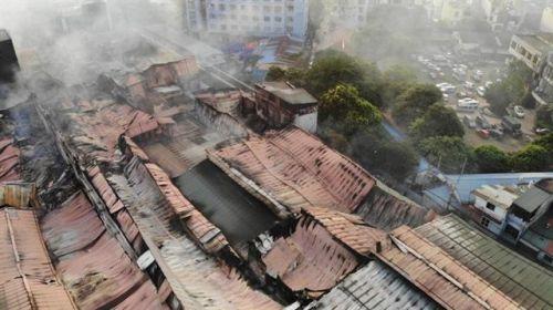 Cận cảnh tan hoang sau vụ cháy 6.000 m2 kho xưởng tại Công ty Bóng đèn phích nước Rạng Đông - Ảnh 1.