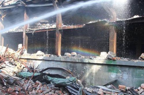 Cận cảnh tan hoang sau vụ cháy 6.000 m2 kho xưởng tại Công ty Bóng đèn phích nước Rạng Đông - Ảnh 3.