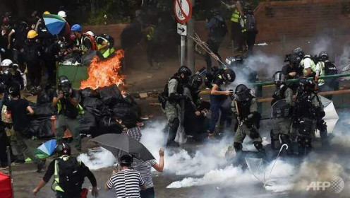 Lãnh đạo Hong Kong kêu gọi người biểu tình "đầu hàng"