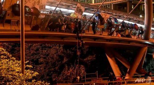Lãnh đạo Hong Kong kêu gọi người biểu tình "đầu hàng"