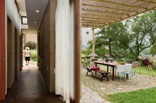 Nhà gỗ đất sét ngoài nhìn đơn giản trong có vẻ đẹp 'gây nghiện'