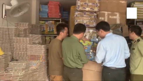 Phát hiện đồ chơi trẻ em có "đường lưỡi bò" tại Hà Nội