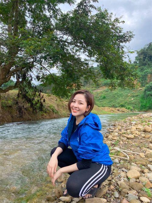 Sáng làm văn phòng, tối quay vlog nấu ăn, Trâm Anh lột xác với hình ảnh "đảm đang"