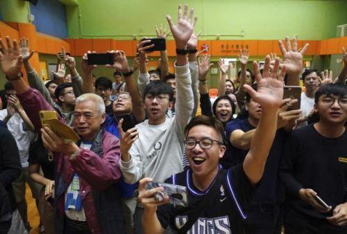 Bầu cử Hội đồng quận tại Hong Kong: Cử tri đi bỏ phiếu đông kỷ lục, phe dân chủ thắng áp đảo