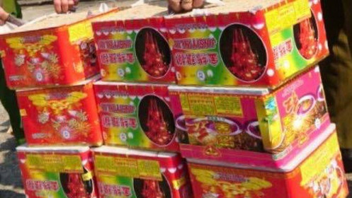 Mang ô tô chở thuê 48kg pháo nổ lấy 80.000 đồng bị QLTT bắt giữ