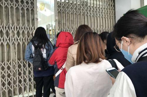 Cảnh lạ Hà Nội sáng nay, xếp hàng từ 5 giờ, đập cửa gọi chủ để khuân đồ