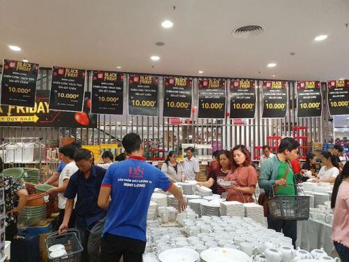 Black Friday: Chen lấn săn hàng giảm giá trong đêm Sài Gòn
