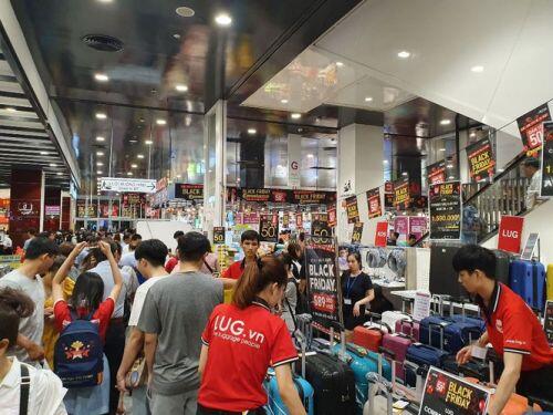 Black Friday: Chen lấn săn hàng giảm giá trong đêm Sài Gòn