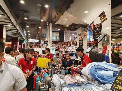 Black Friday: Chen lấn săn hàng giảm giá trong đêm Sài Gòn