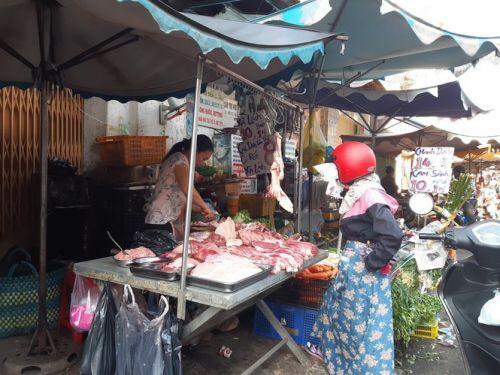 Tiểu thương 'méo mặt' vì hàng hóa ế ẩm dịp Tết Dương lịch