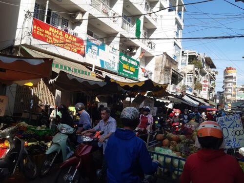 Tiểu thương 'méo mặt' vì hàng hóa ế ẩm dịp Tết Dương lịch