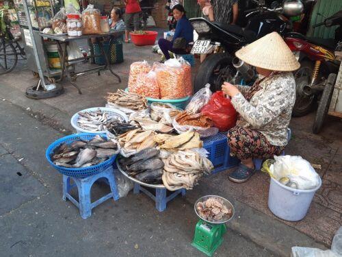 Tiểu thương 'méo mặt' vì hàng hóa ế ẩm dịp Tết Dương lịch