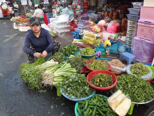 Tiểu thương 'méo mặt' vì hàng hóa ế ẩm dịp Tết Dương lịch