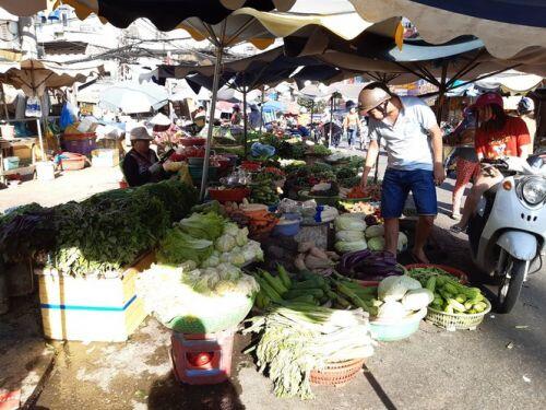 Tiểu thương 'méo mặt' vì hàng hóa ế ẩm dịp Tết Dương lịch