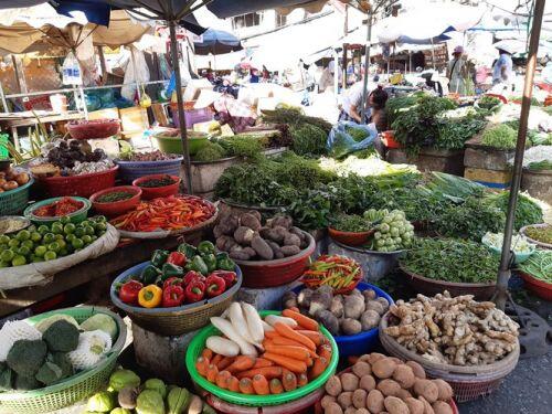 Tiểu thương 'méo mặt' vì hàng hóa ế ẩm dịp Tết Dương lịch