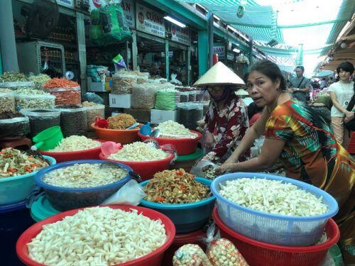 Tiểu thương 'méo mặt' vì hàng hóa ế ẩm dịp Tết Dương lịch