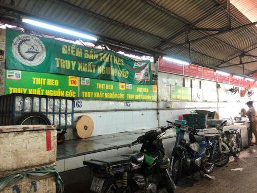 Tiểu thương 'méo mặt' vì hàng hóa ế ẩm dịp Tết Dương lịch