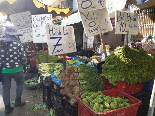 Tiểu thương 'méo mặt' vì hàng hóa ế ẩm dịp Tết Dương lịch