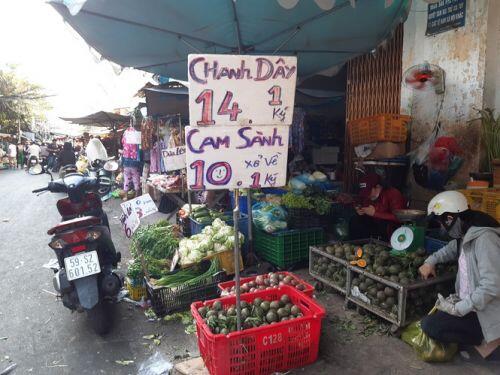 Tiểu thương 'méo mặt' vì hàng hóa ế ẩm dịp Tết Dương lịch
