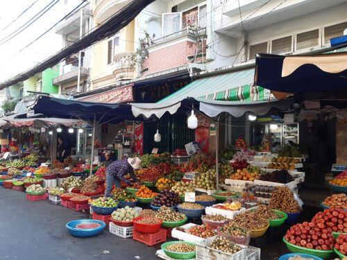 Tiểu thương 'méo mặt' vì hàng hóa ế ẩm dịp Tết Dương lịch