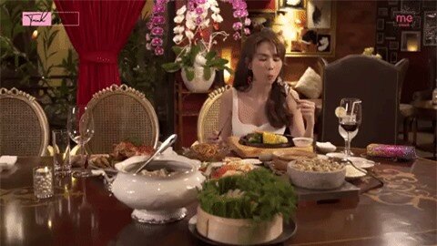 Phát sốt clip bàn tiệc xa hoa của Ngọc Trinh: Một mình ăn bữa gần 20 triệu, nhưng mỗi món gắp vài miếng rồi bỏ?