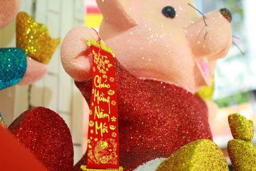 Dân Sài Gòn chi chục triệu mua chuột xốp khổng lồ chưng Tết