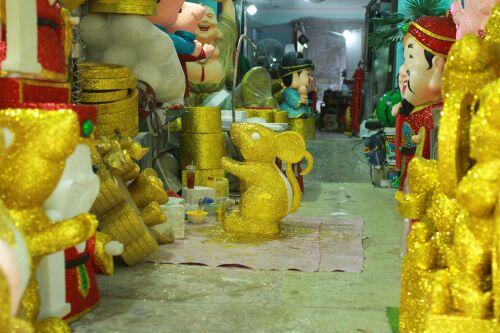 Dân Sài Gòn chi chục triệu mua chuột xốp khổng lồ chưng Tết