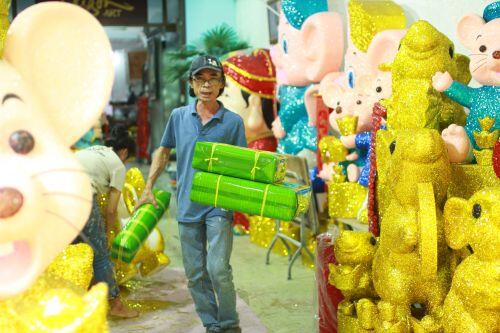 Dân Sài Gòn chi chục triệu mua chuột xốp khổng lồ chưng Tết
