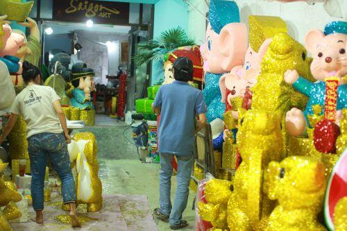 Dân Sài Gòn chi chục triệu mua chuột xốp khổng lồ chưng Tết