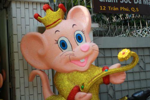 Dân Sài Gòn chi chục triệu mua chuột xốp khổng lồ chưng Tết
