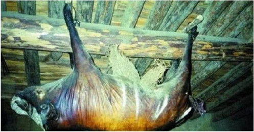 Kỳ lạ lợn treo hơn 30 năm bốc mùi thối vẫn có người trả 1,7 tỷ mua về ăn