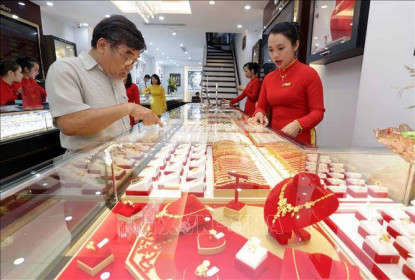 Giá vàng bất ngờ rời mốc 44 triệu đồng/lượng