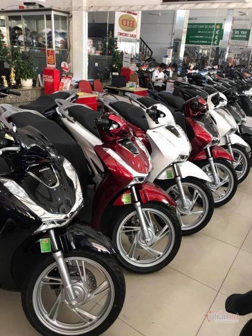Giá xe máy cận Tết: "Cháy" Honda SH, không còn xe giao khách