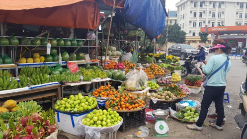 Hoa, quả, gà… tăng giá ngày rằm tháng Chạp