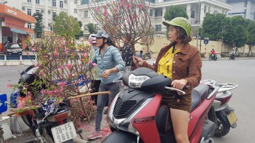 Hoa, quả, gà… tăng giá ngày rằm tháng Chạp