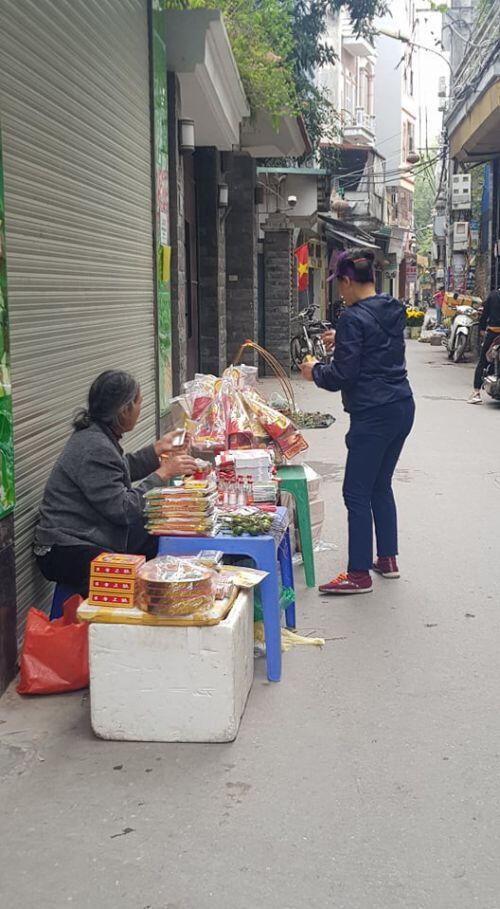 Hoa, quả, gà… tăng giá ngày rằm tháng Chạp