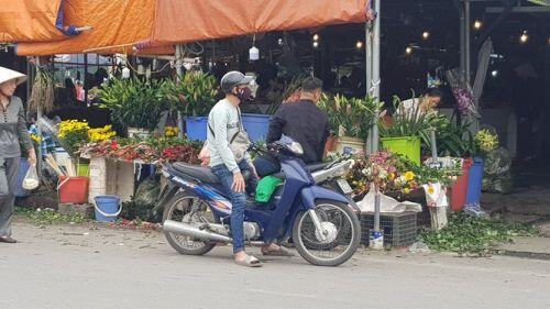 Hoa, quả, gà… tăng giá ngày rằm tháng Chạp