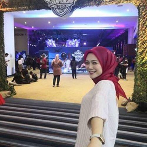 Chỉ ở nhà chơi game, người phụ nữ xinh đẹp 'đút túi' trăm triệu/tháng