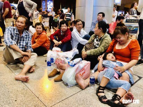 Đón Việt kiều, Tân Sơn Nhất như sân picnic lúc... 0h