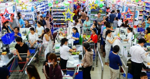 Gần Tết, hàng hóa dồi dào lại còn được giảm giá