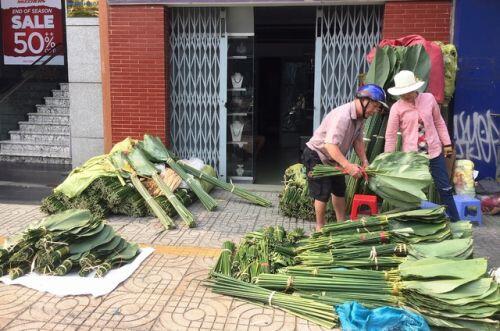 Bán lá dong ngày Tết, "bỏ túi" 6 - 7 triệu đồng/ngày
