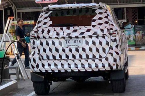 Toyota Fortuner phiên bản nâng cấp mới lộ diện khi đang chạy thử trên đường