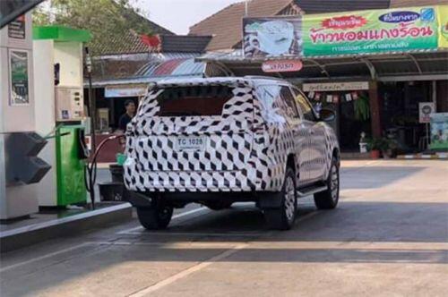Toyota Fortuner phiên bản nâng cấp mới lộ diện khi đang chạy thử trên đường