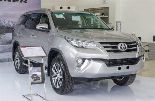 Toyota Fortuner phiên bản nâng cấp mới lộ diện khi đang chạy thử trên đường