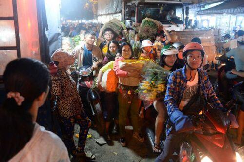 'Bẻ lái' phút chót, chợ hoa lớn nhất Sài Gòn thoát 'thất thủ'