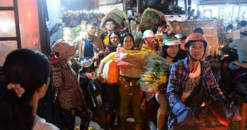 'Bẻ lái' phút chót, chợ hoa lớn nhất Sài Gòn thoát 'thất thủ'