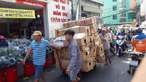 Tan tác chợ hoa Sài Gòn, tiền tỉ đổ bỏ ngày 30 tết