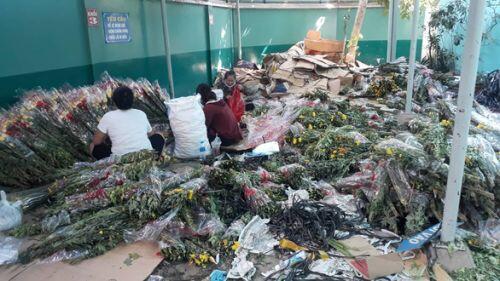 Tan tác chợ hoa Sài Gòn, tiền tỉ đổ bỏ ngày 30 tết