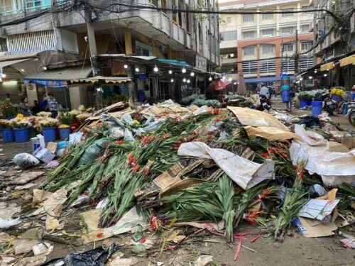 Tan tác chợ hoa Sài Gòn, tiền tỉ đổ bỏ ngày 30 tết