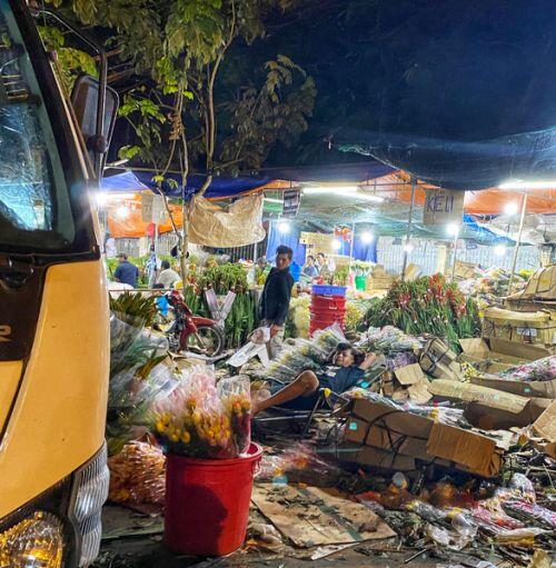Tan tác chợ hoa Sài Gòn, tiền tỉ đổ bỏ ngày 30 tết